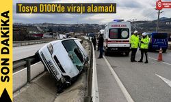 Tosya D100'de virajı alamayan Otomobil Kaza Yaptı