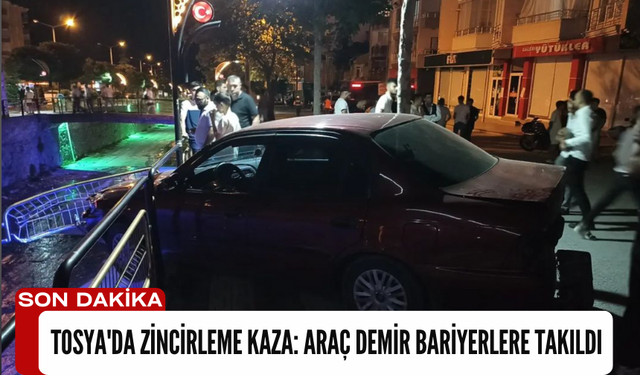 Tosya'da Zincirleme Kaza: Araç Demir Bariyerlere Takıldı